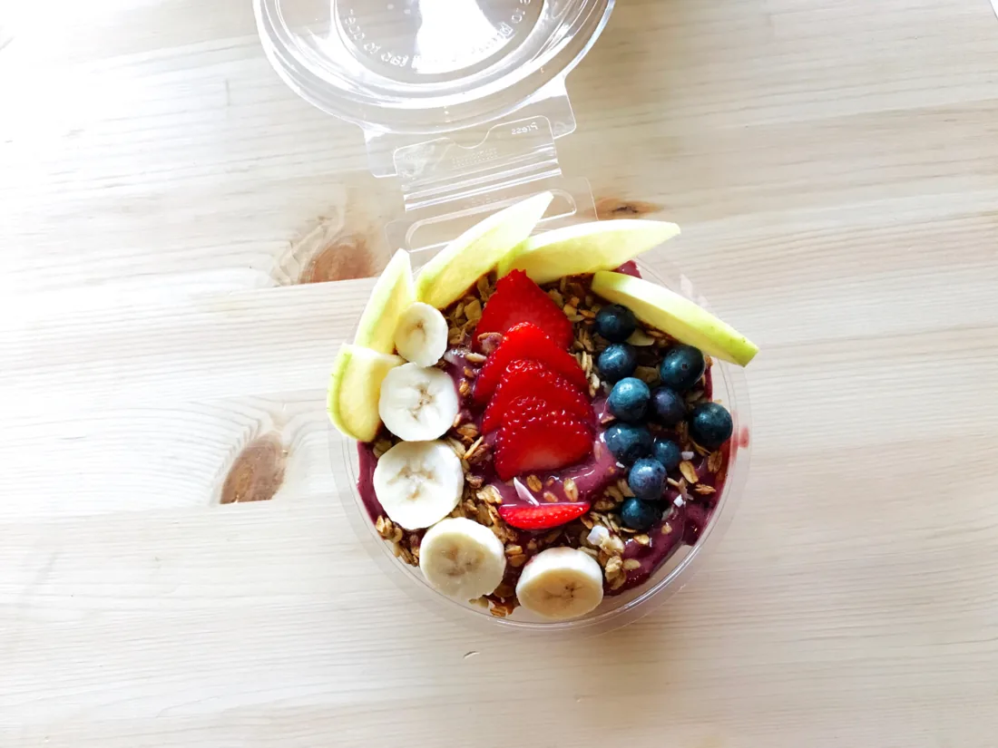 Tigela de açaí com frutas e granola