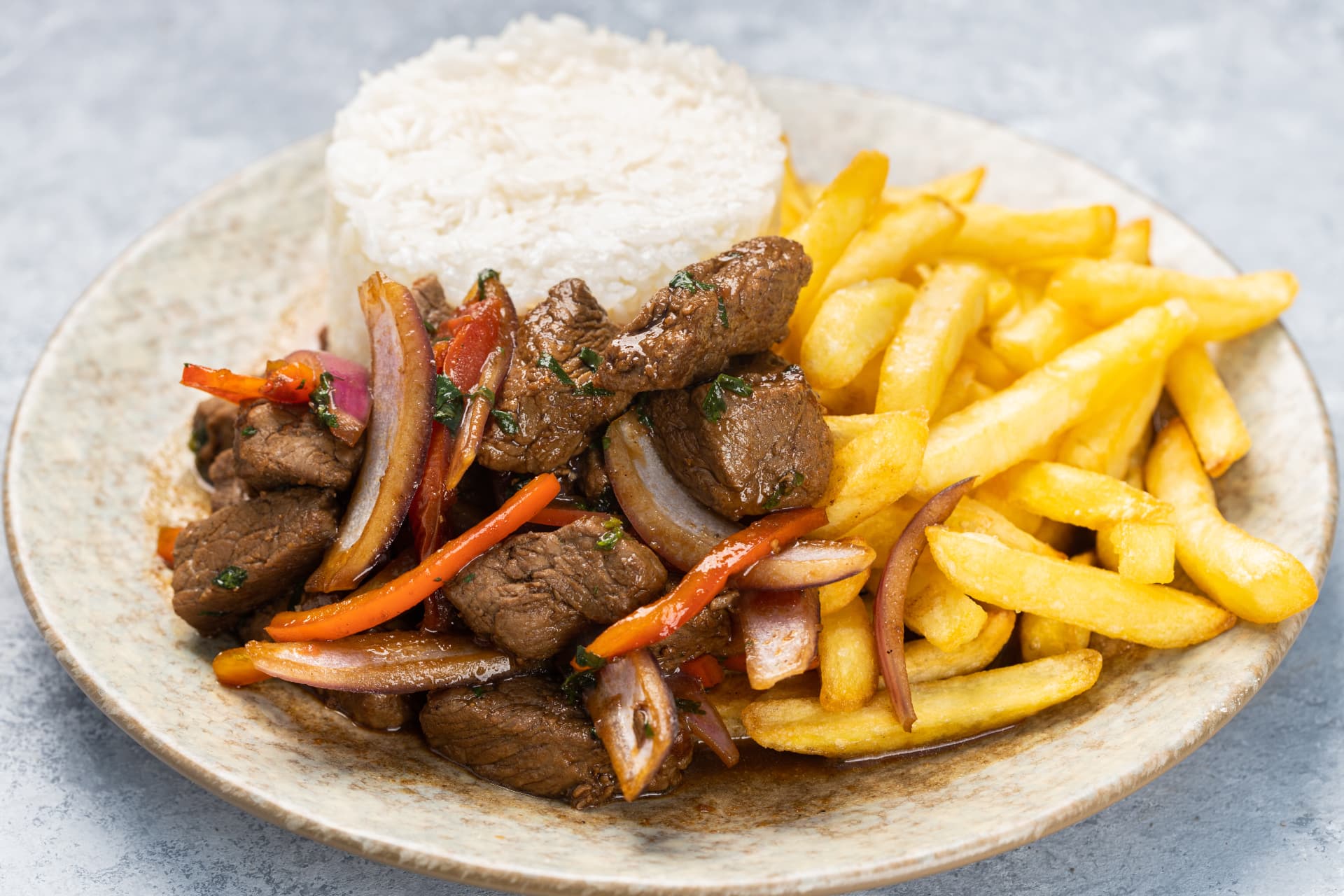 Prato de almoço com carne, arroz e batata frita