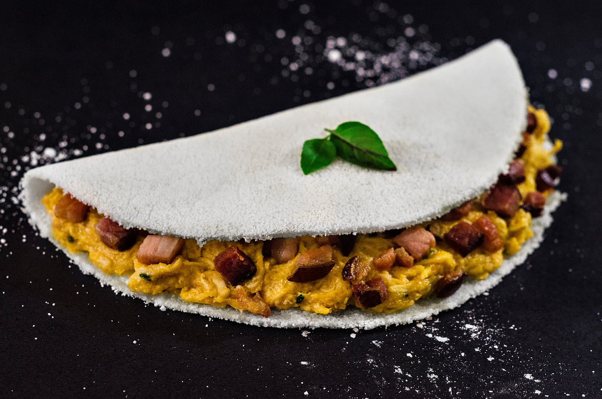 Tapioca recheada com ovo e bacon