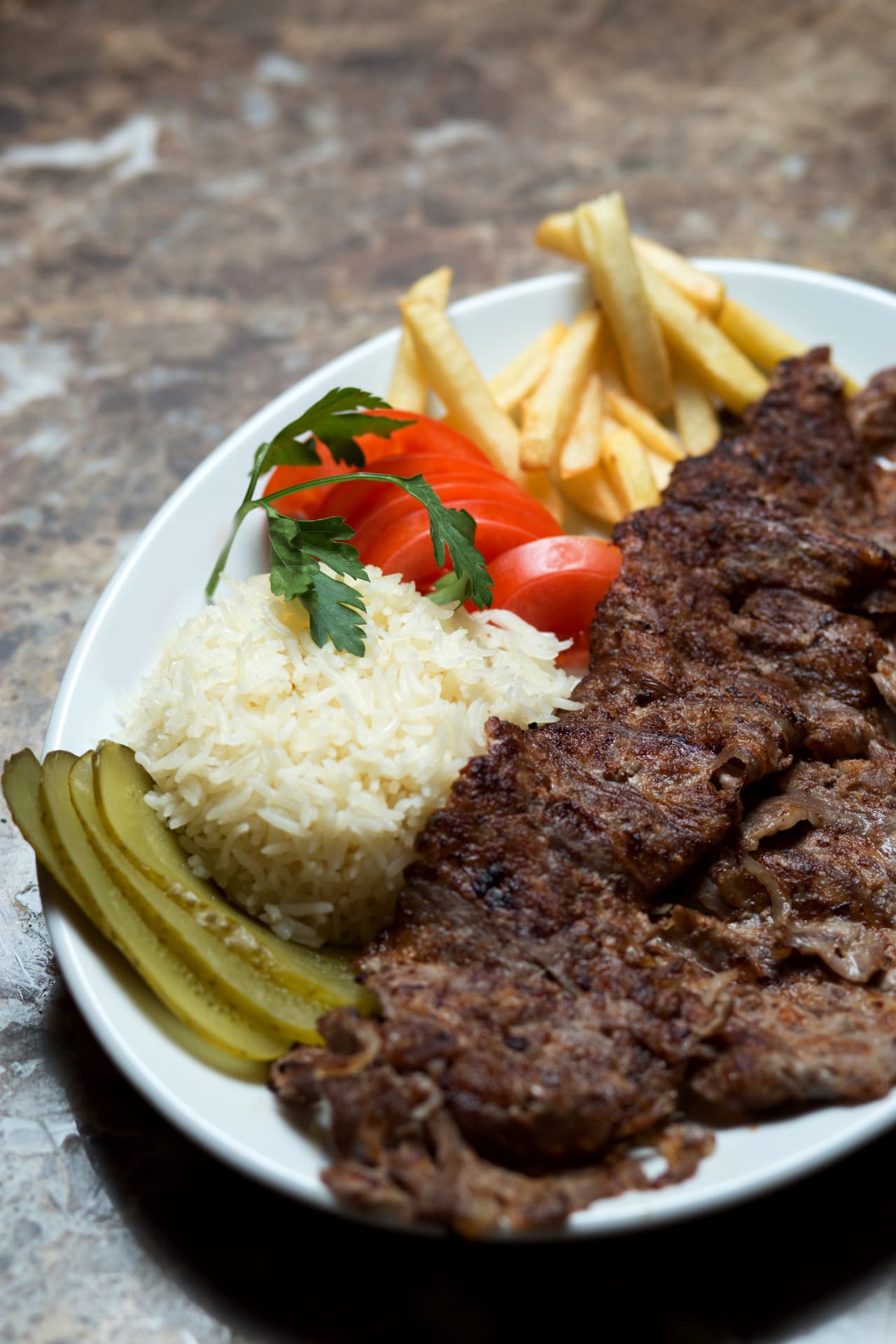Prato de almoço com carne grelhada, arroz, salada e batata frita