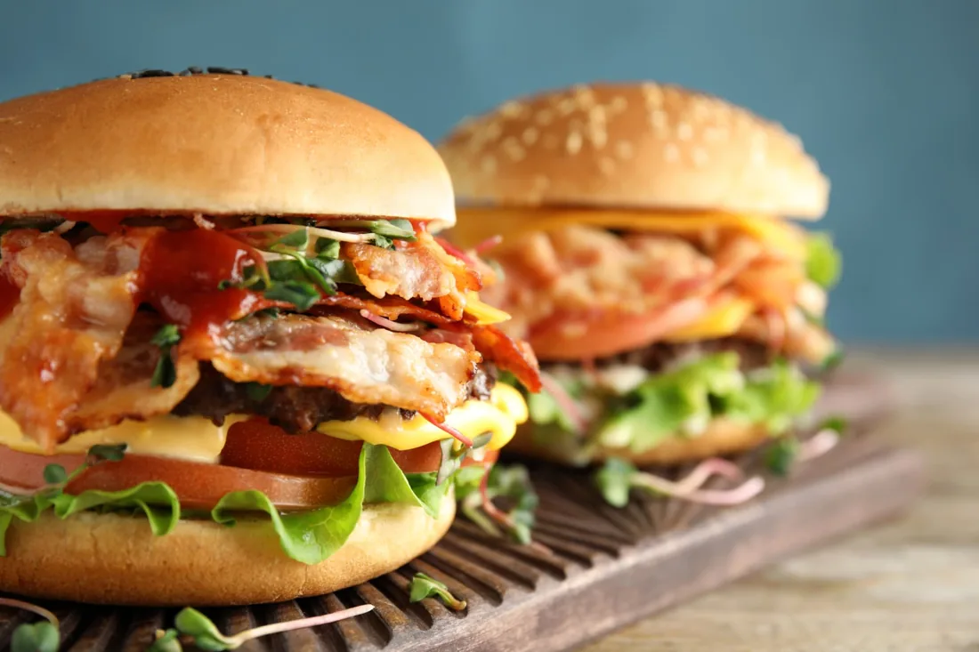Hambúrguer artesanal com bacon e queijo derretido
